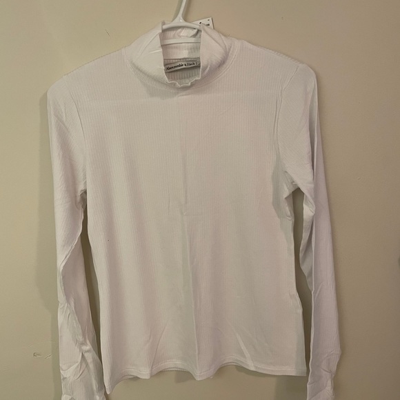 Abercrombie and Fitch white turtle neck - Picture 2 of 3